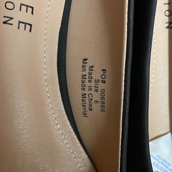 Journee Collection Black Ruffle Flats 8 - Picture 4 of 7